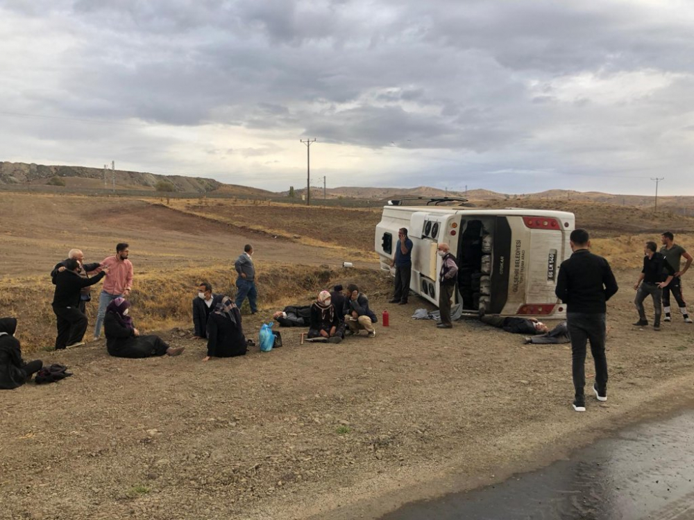 Yozgat'ta feci kaza: 16 yaralı 4