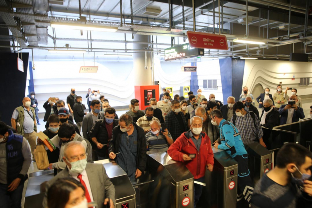Mecidiyeköy-Mahmutbey metrosu ilk gününde insan akınına uğradı! 1