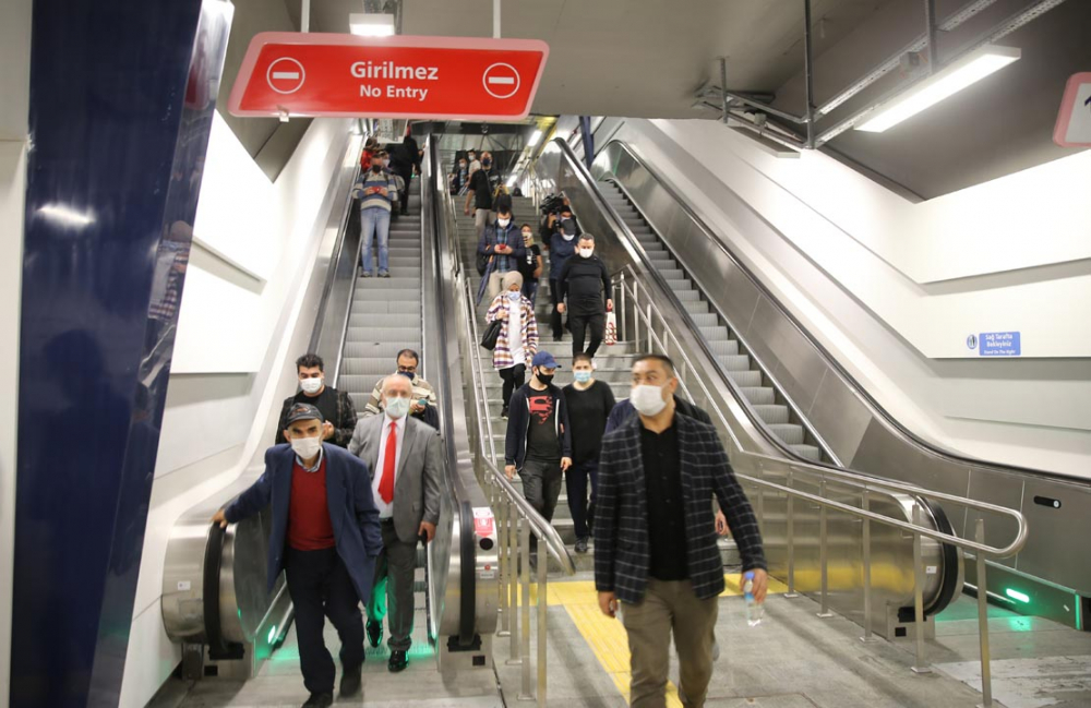 Mecidiyeköy-Mahmutbey metrosu ilk gününde insan akınına uğradı! 2
