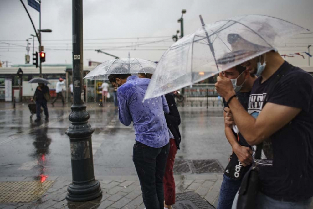 Meteorolojiden sert uyarı: İstanbul dahil birçok ilde dolu, hortum, sel uyarısı! 16