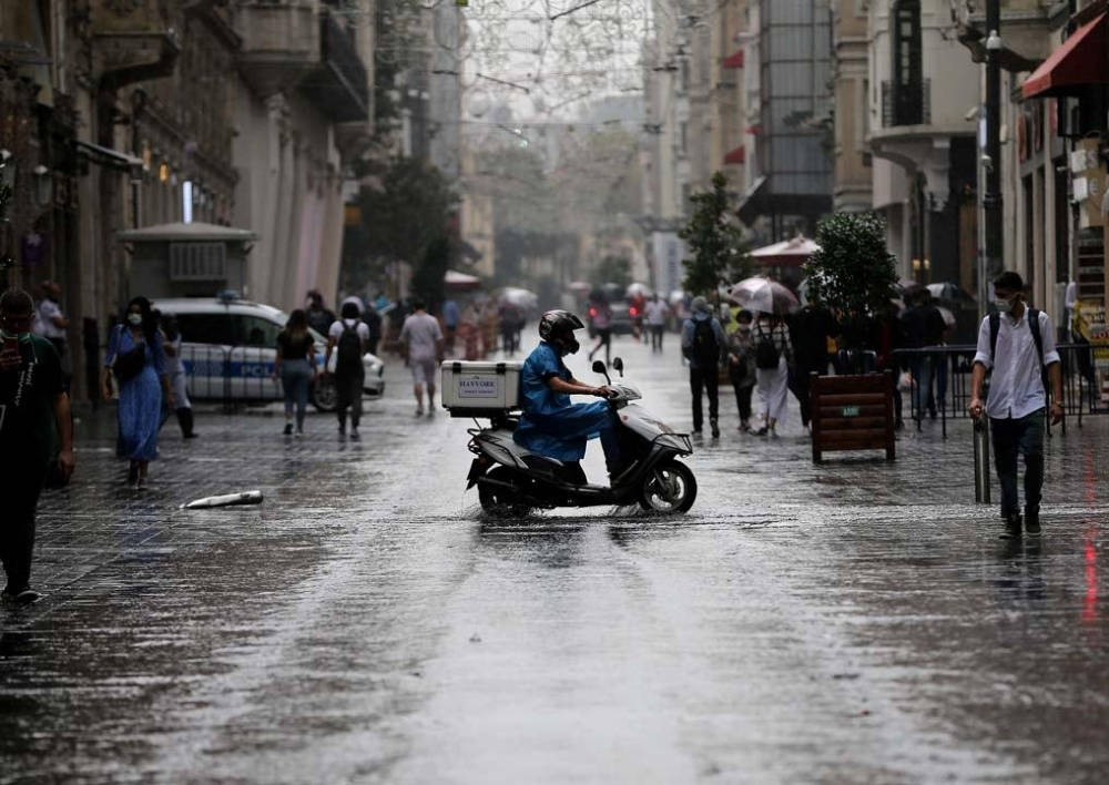 Meteorolojiden sert uyarı: İstanbul dahil birçok ilde dolu, hortum, sel uyarısı! 18