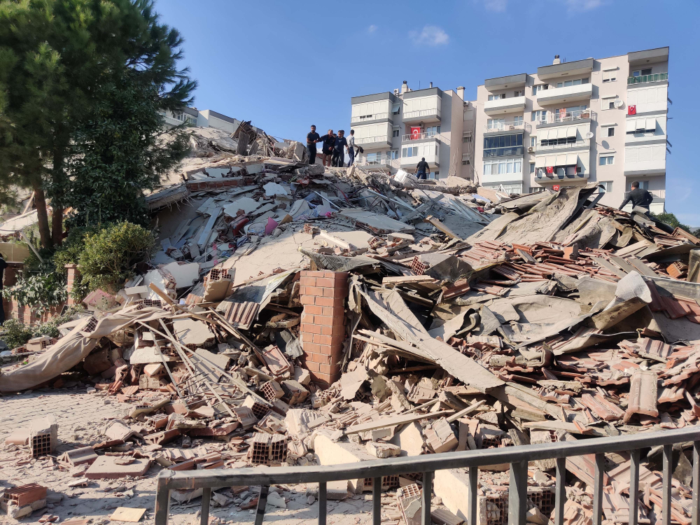 İzmir Seferihisar ilçesindeki depremden ilk görüntüler... Yıkılan binalar var 1