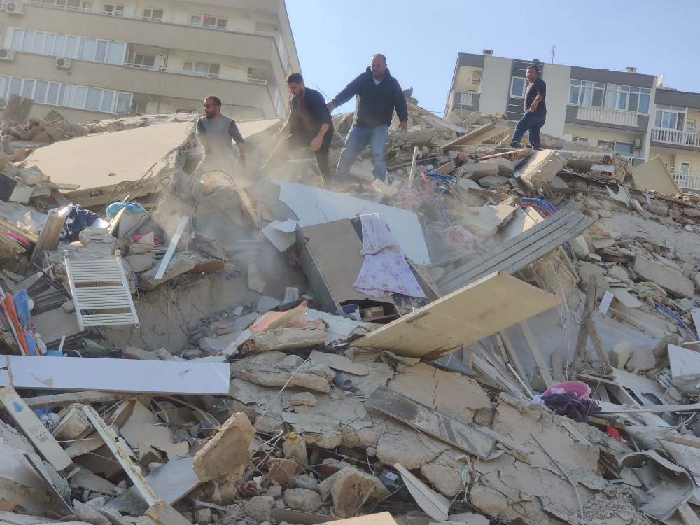 İzmir Seferihisar ilçesindeki depremden ilk görüntüler... Yıkılan binalar var 11