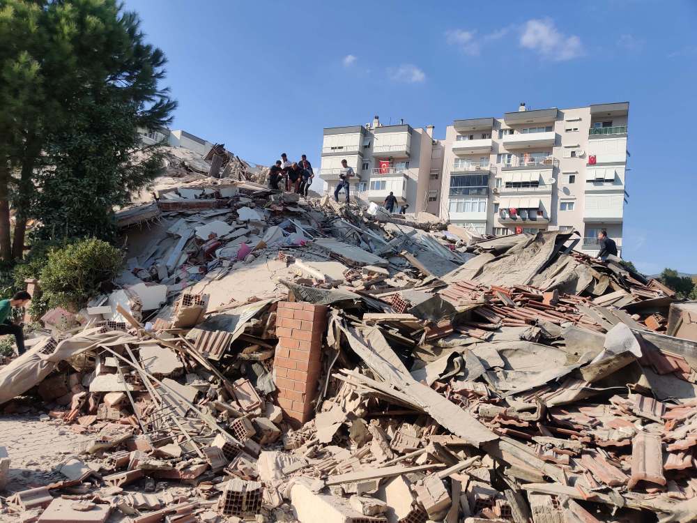 İzmir Seferihisar ilçesindeki depremden ilk görüntüler... Yıkılan binalar var 12