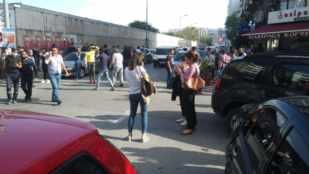 İzmir Seferihisar ilçesindeki depremden ilk görüntüler... Yıkılan binalar var 15