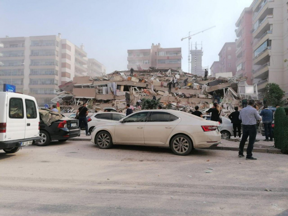 İzmir Seferihisar ilçesindeki depremden ilk görüntüler... Yıkılan binalar var 18