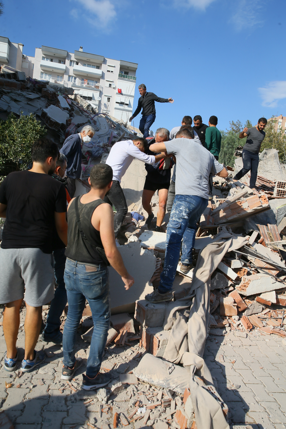 İzmir Seferihisar ilçesindeki depremden ilk görüntüler... Yıkılan binalar var 20