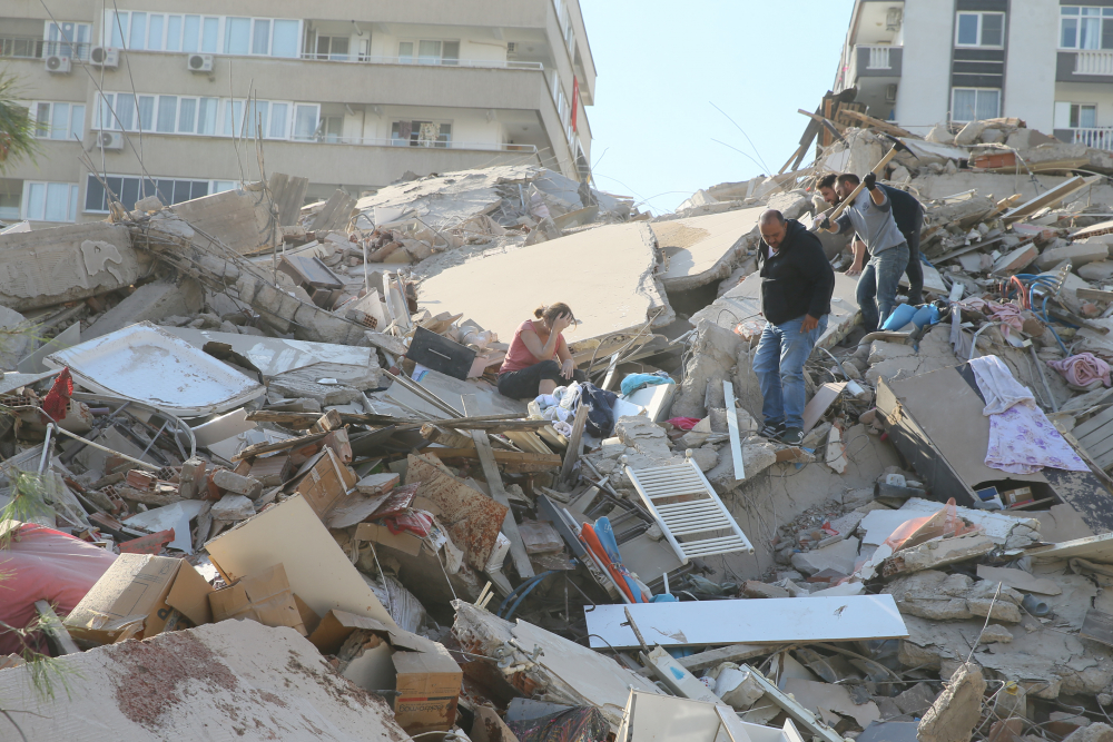 İzmir Seferihisar ilçesindeki depremden ilk görüntüler... Yıkılan binalar var 21