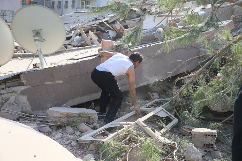 İzmir Seferihisar ilçesindeki depremden ilk görüntüler... Yıkılan binalar var 25