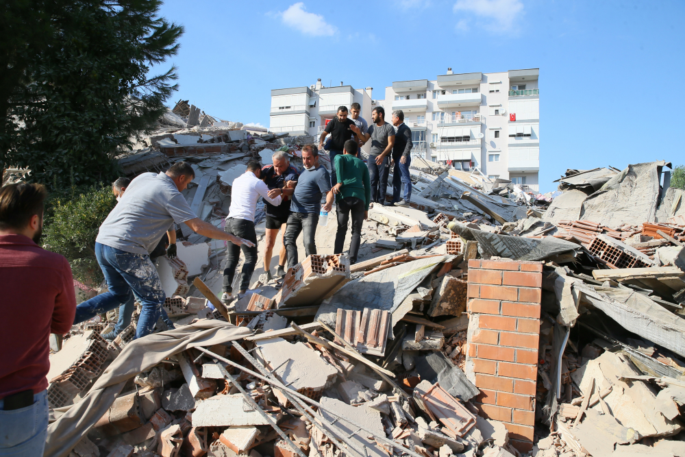 İzmir Seferihisar ilçesindeki depremden ilk görüntüler... Yıkılan binalar var 26