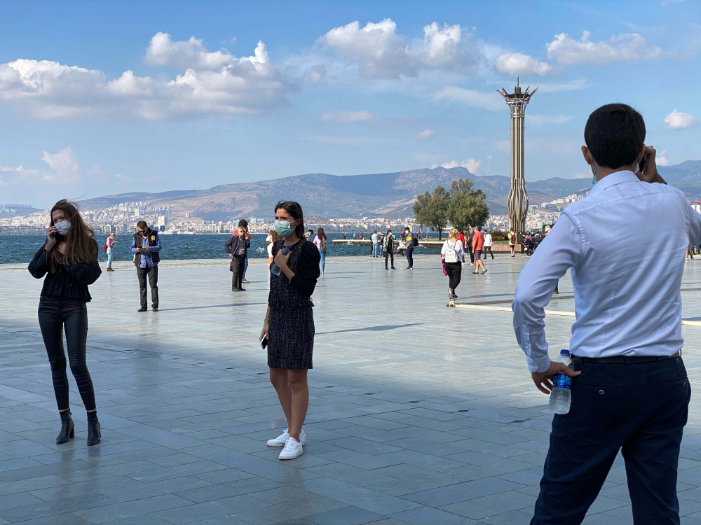 İzmir Seferihisar ilçesindeki depremden ilk görüntüler... Yıkılan binalar var 3