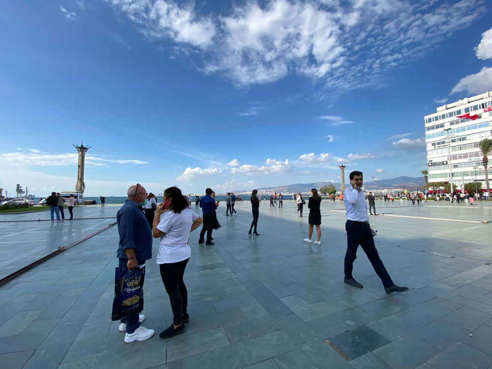 İzmir Seferihisar ilçesindeki depremden ilk görüntüler... Yıkılan binalar var 4