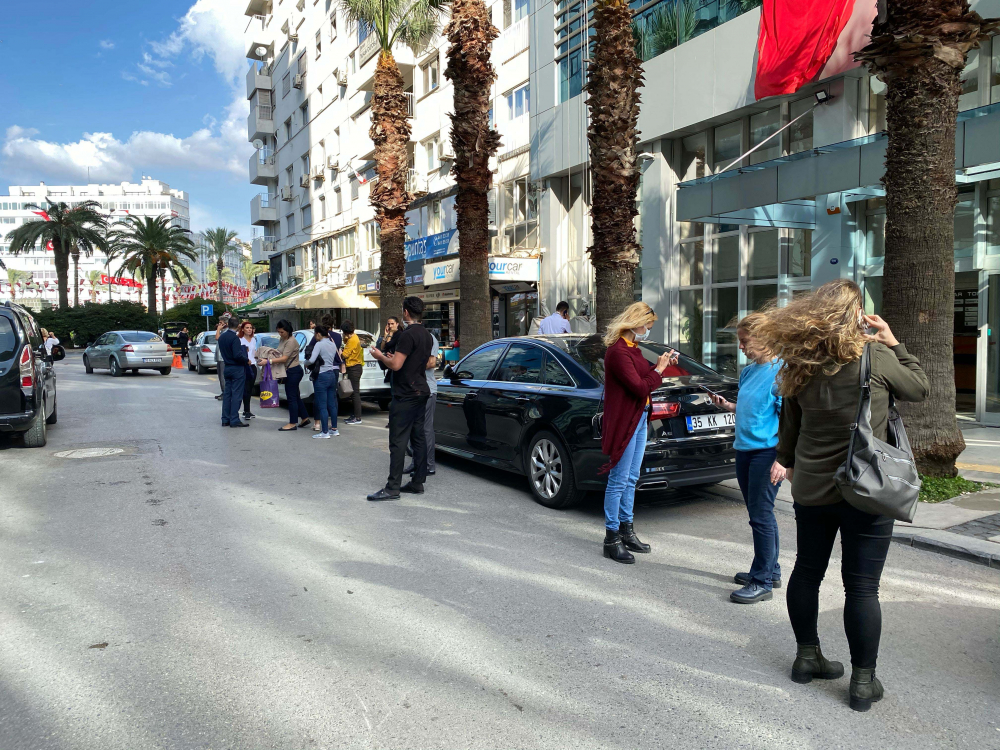 İzmir Seferihisar ilçesindeki depremden ilk görüntüler... Yıkılan binalar var 7