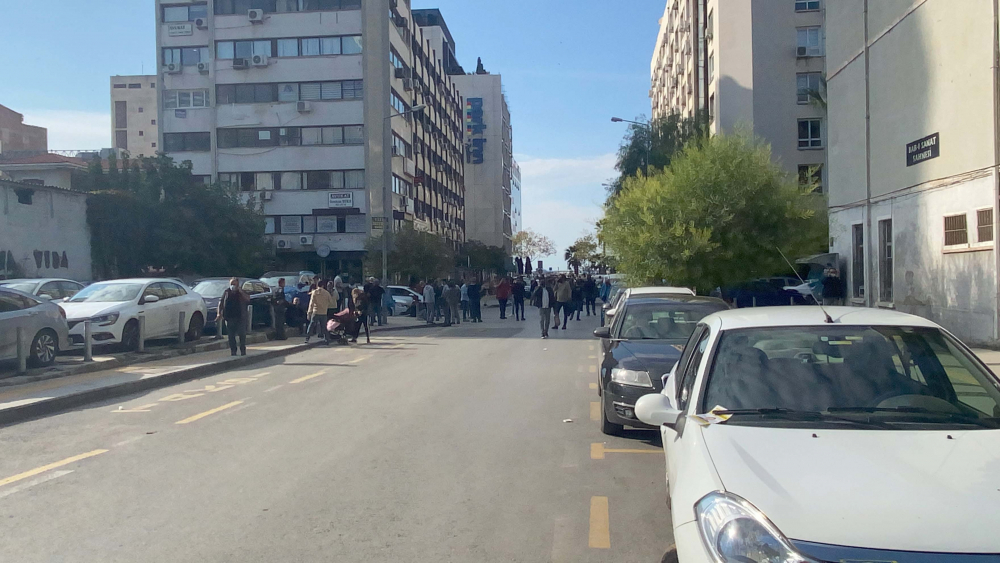 İzmir Seferihisar ilçesindeki depremden ilk görüntüler... Yıkılan binalar var 9