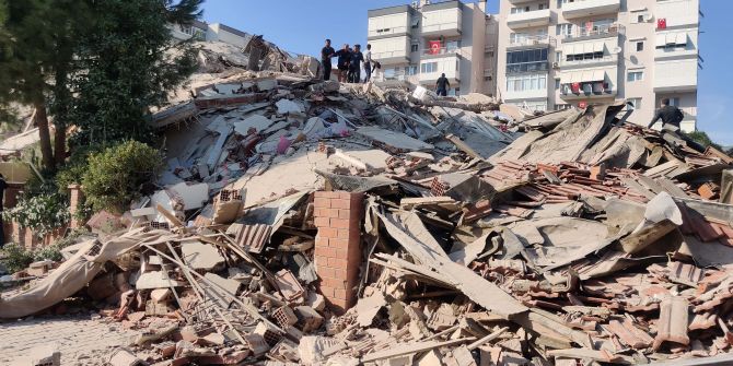 İzmir Seferihisar ilçesindeki depremden ilk görüntüler... Yıkılan binalar var