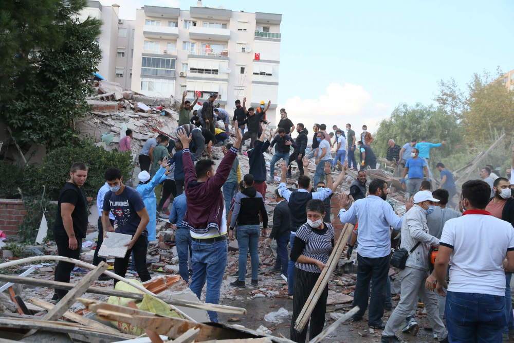 İzmir Seferihisar'da yaşam savaşı! Vatandaşlar enkaz altındakileri kurtarmak için seferber oldu 1