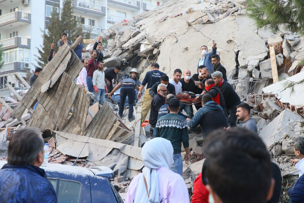 İzmir Seferihisar'da yaşam savaşı! Vatandaşlar enkaz altındakileri kurtarmak için seferber oldu 11