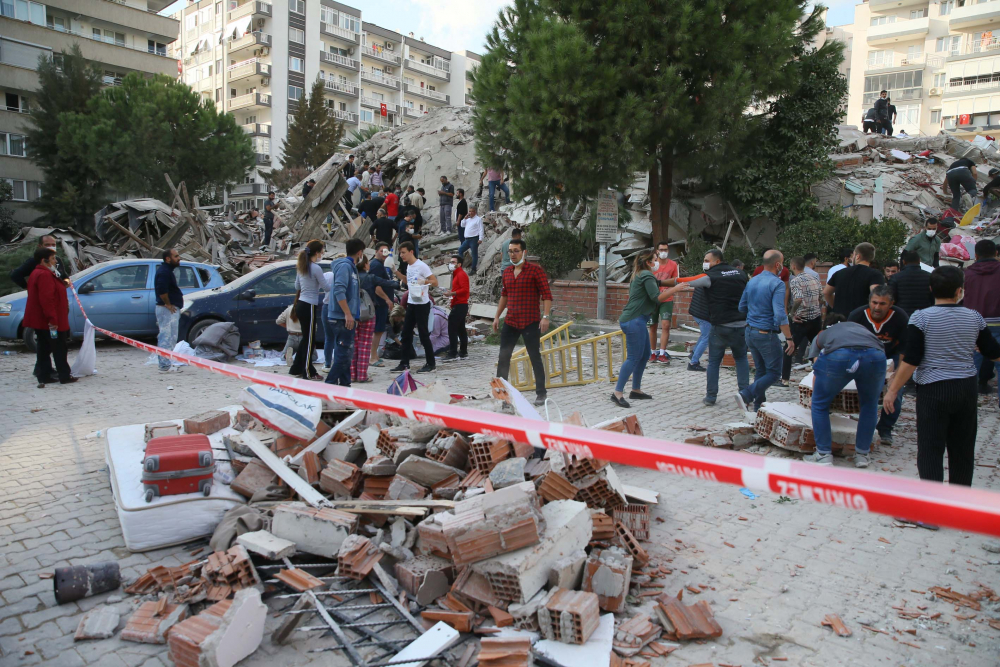 İzmir Seferihisar'da yaşam savaşı! Vatandaşlar enkaz altındakileri kurtarmak için seferber oldu 12