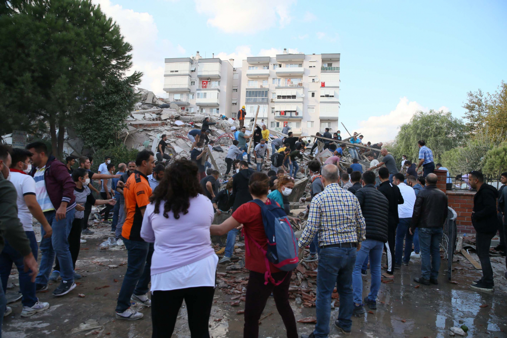 İzmir Seferihisar'da yaşam savaşı! Vatandaşlar enkaz altındakileri kurtarmak için seferber oldu 14