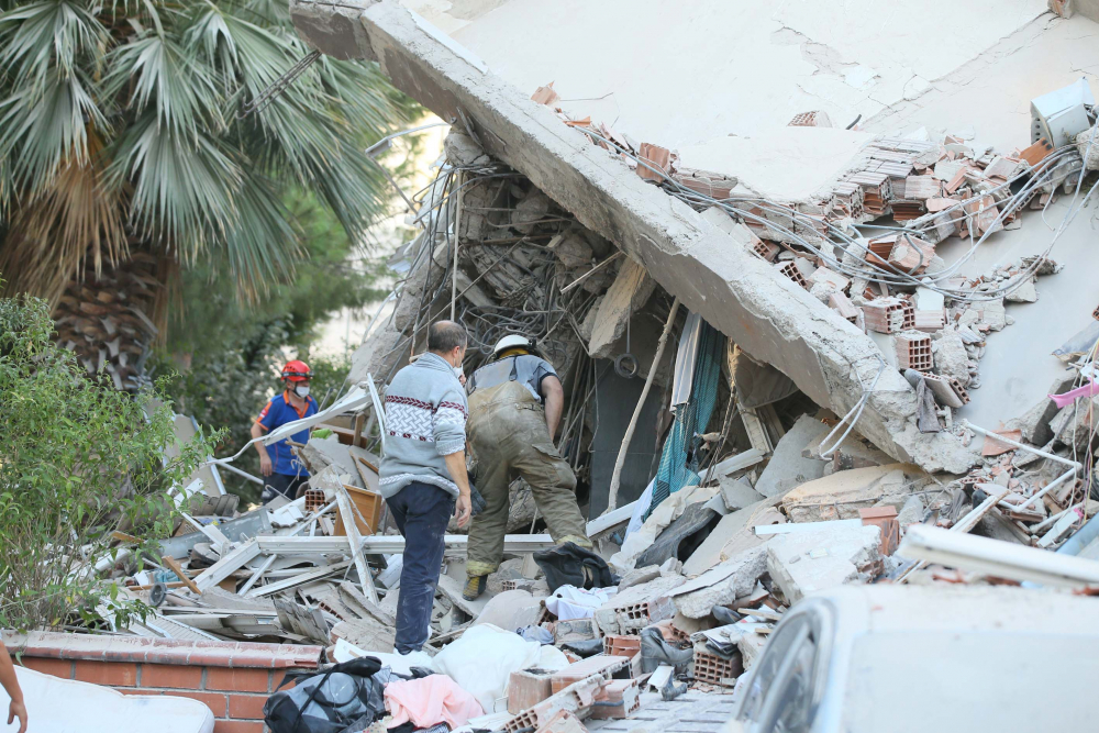 İzmir Seferihisar'da yaşam savaşı! Vatandaşlar enkaz altındakileri kurtarmak için seferber oldu 16