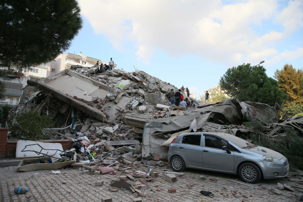 İzmir Seferihisar'da yaşam savaşı! Vatandaşlar enkaz altındakileri kurtarmak için seferber oldu 17