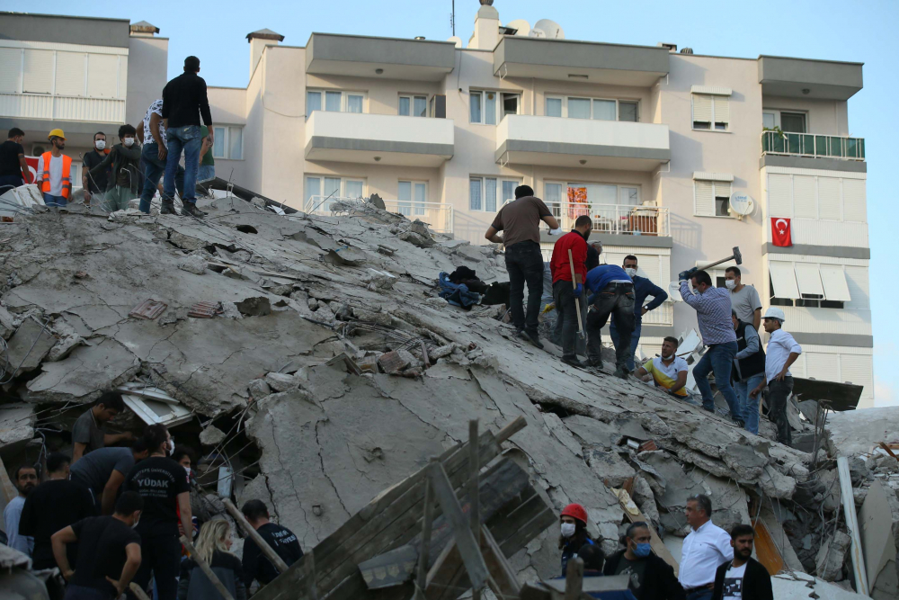 İzmir Seferihisar'da yaşam savaşı! Vatandaşlar enkaz altındakileri kurtarmak için seferber oldu 18