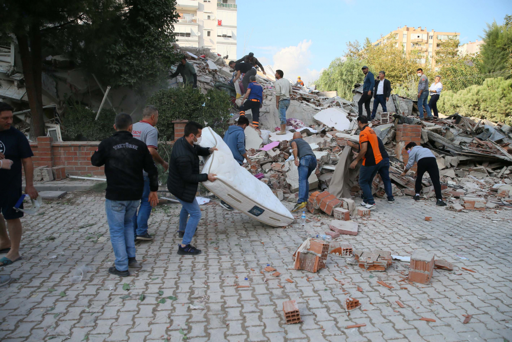 İzmir Seferihisar'da yaşam savaşı! Vatandaşlar enkaz altındakileri kurtarmak için seferber oldu 2