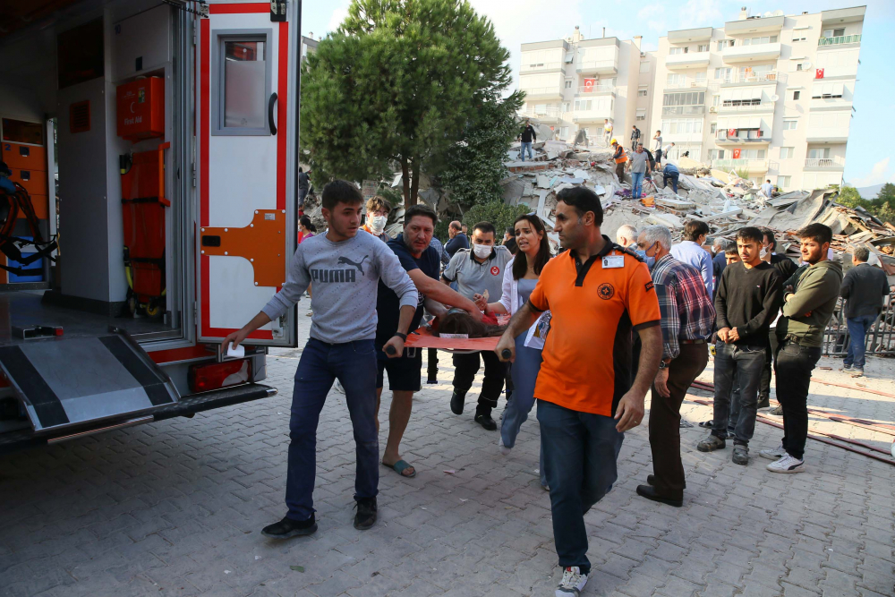 İzmir Seferihisar'da yaşam savaşı! Vatandaşlar enkaz altındakileri kurtarmak için seferber oldu 20