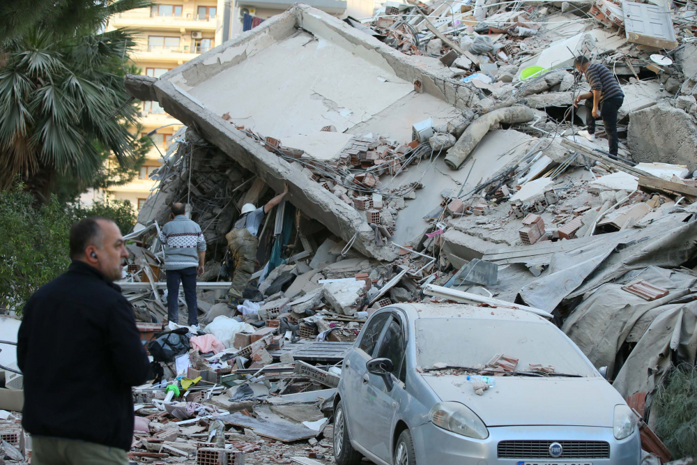 İzmir Seferihisar'da yaşam savaşı! Vatandaşlar enkaz altındakileri kurtarmak için seferber oldu 21