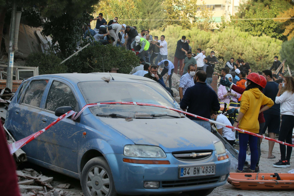 İzmir Seferihisar'da yaşam savaşı! Vatandaşlar enkaz altındakileri kurtarmak için seferber oldu 22