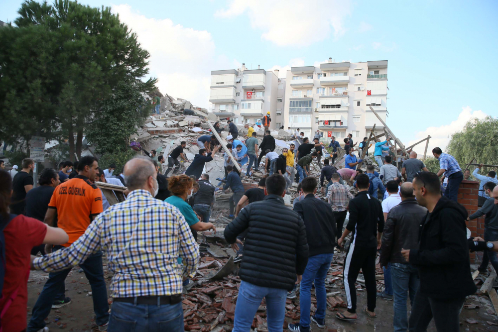 İzmir Seferihisar'da yaşam savaşı! Vatandaşlar enkaz altındakileri kurtarmak için seferber oldu 23