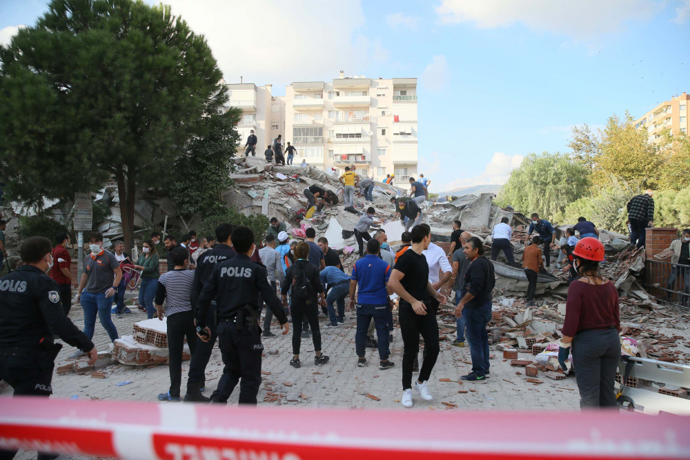 İzmir Seferihisar'da yaşam savaşı! Vatandaşlar enkaz altındakileri kurtarmak için seferber oldu 24