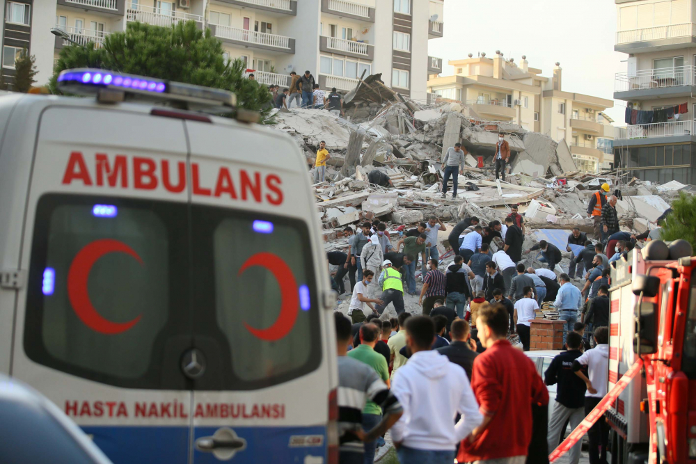 İzmir Seferihisar'da yaşam savaşı! Vatandaşlar enkaz altındakileri kurtarmak için seferber oldu 25