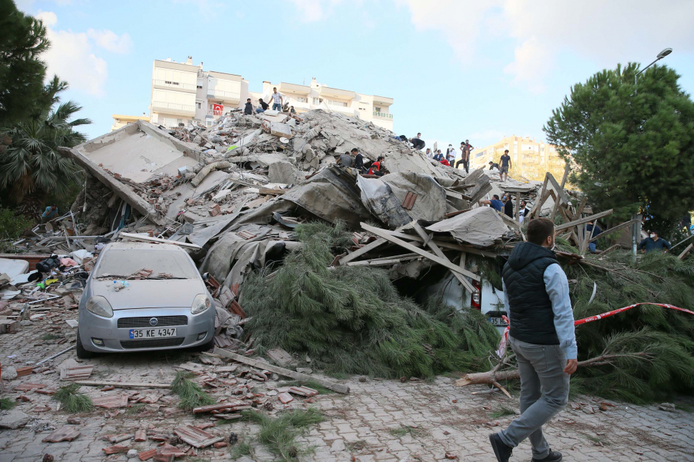 İzmir Seferihisar'da yaşam savaşı! Vatandaşlar enkaz altındakileri kurtarmak için seferber oldu 26