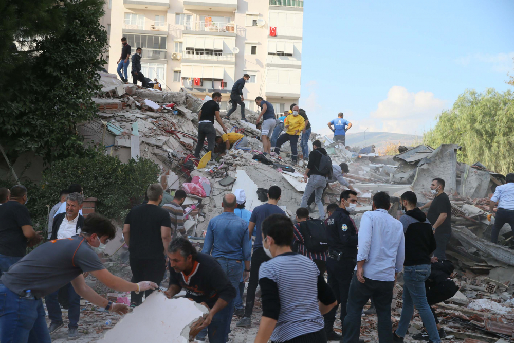 İzmir Seferihisar'da yaşam savaşı! Vatandaşlar enkaz altındakileri kurtarmak için seferber oldu 27