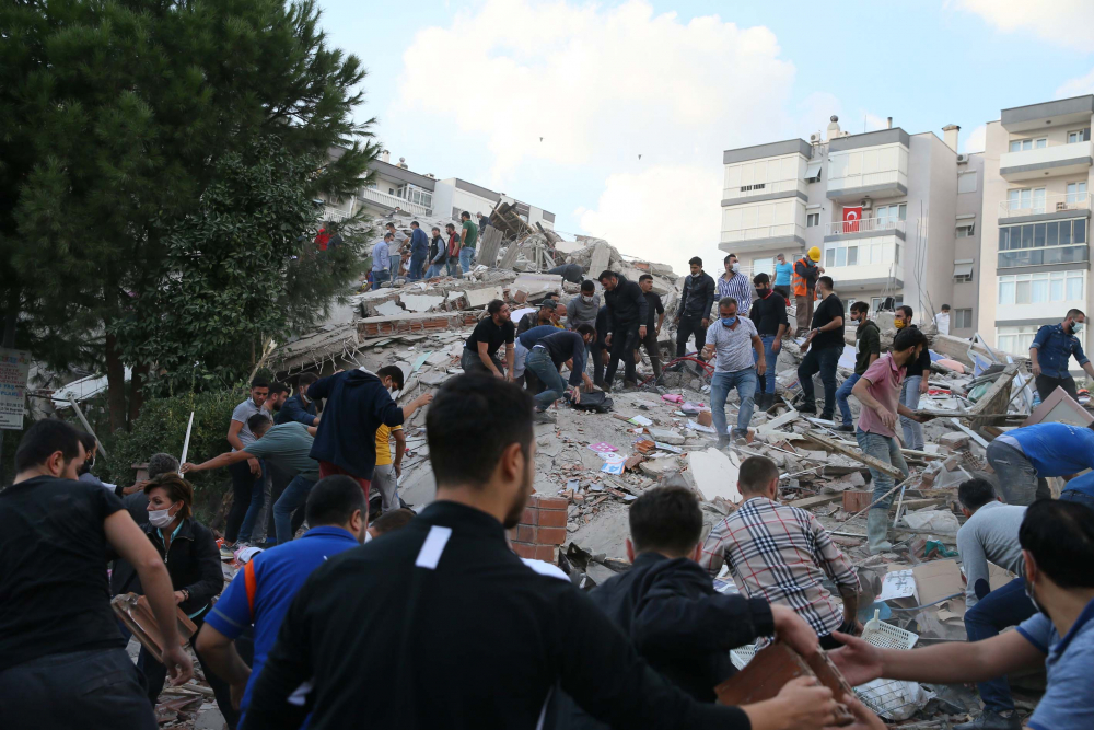 İzmir Seferihisar'da yaşam savaşı! Vatandaşlar enkaz altındakileri kurtarmak için seferber oldu 28