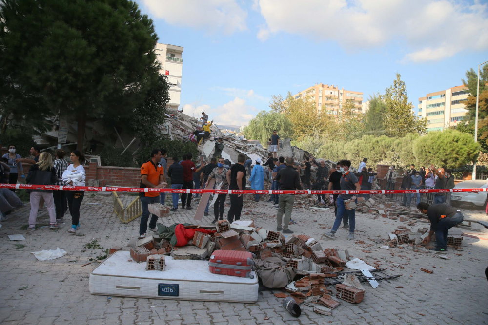 İzmir Seferihisar'da yaşam savaşı! Vatandaşlar enkaz altındakileri kurtarmak için seferber oldu 29