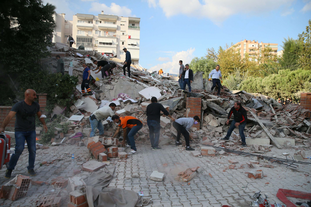 İzmir Seferihisar'da yaşam savaşı! Vatandaşlar enkaz altındakileri kurtarmak için seferber oldu 3