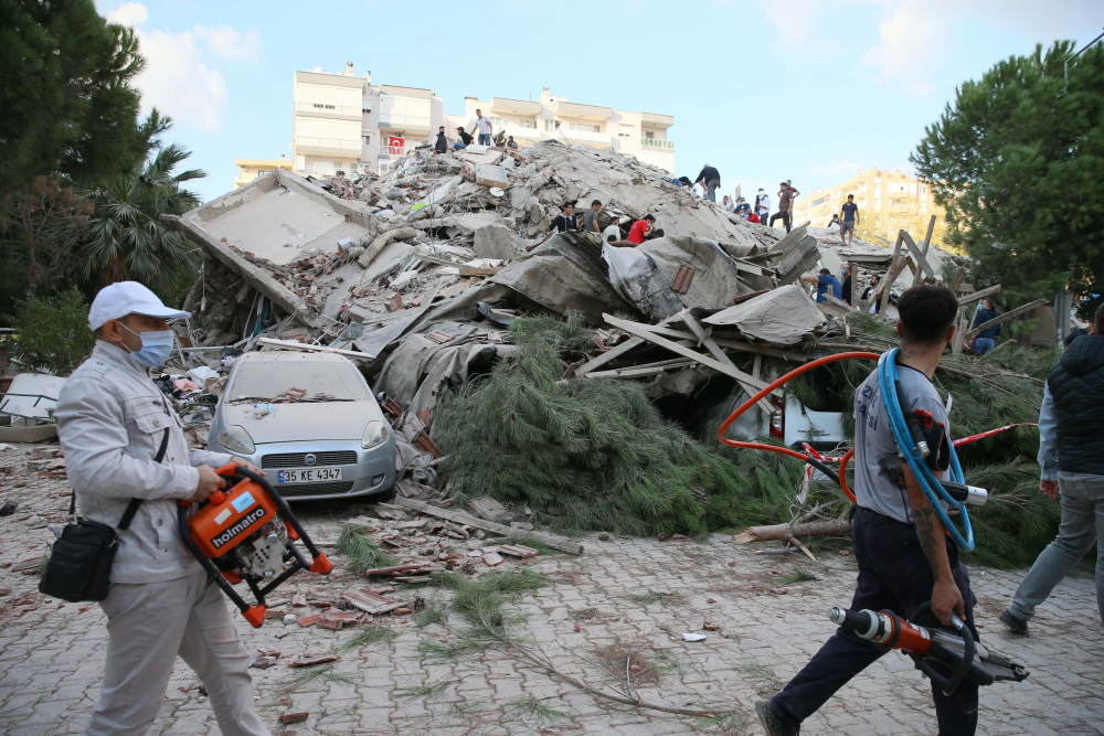 İzmir Seferihisar'da yaşam savaşı! Vatandaşlar enkaz altındakileri kurtarmak için seferber oldu 30