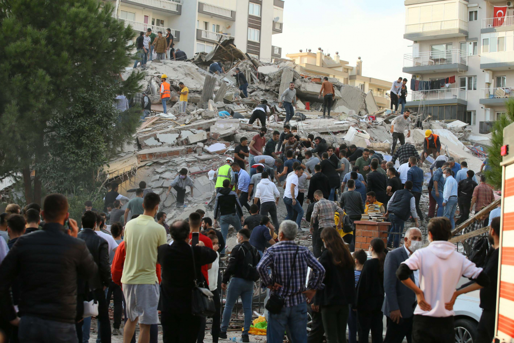 İzmir Seferihisar'da yaşam savaşı! Vatandaşlar enkaz altındakileri kurtarmak için seferber oldu 31