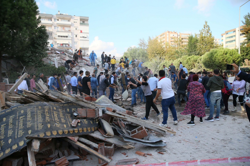 İzmir Seferihisar'da yaşam savaşı! Vatandaşlar enkaz altındakileri kurtarmak için seferber oldu 33