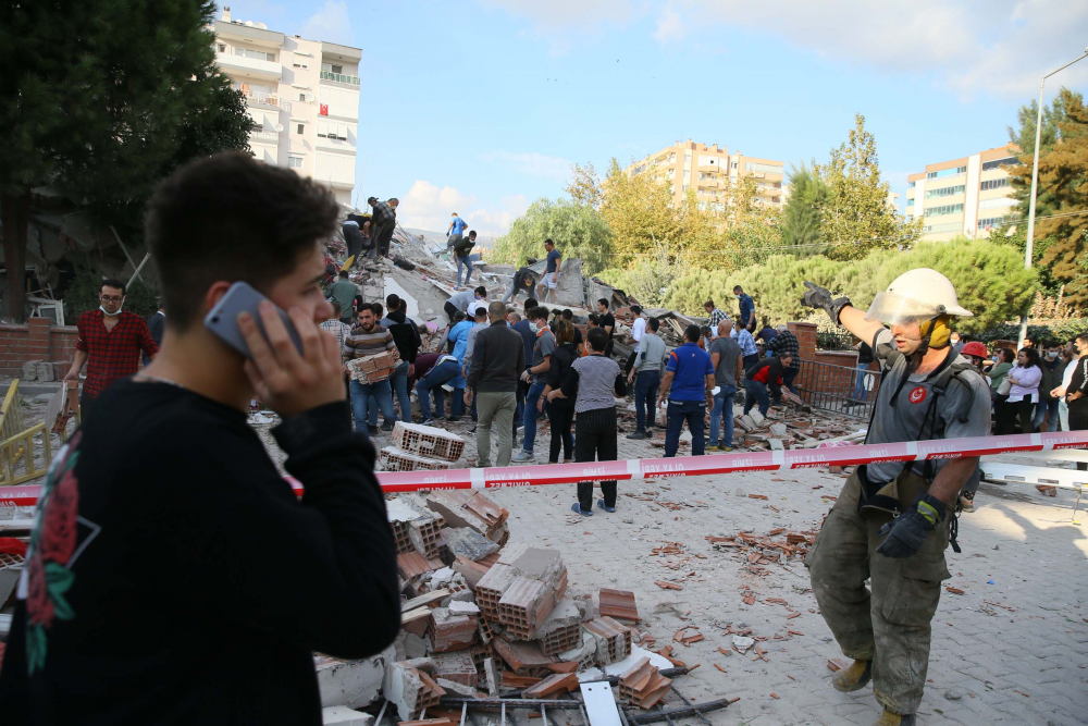 İzmir Seferihisar'da yaşam savaşı! Vatandaşlar enkaz altındakileri kurtarmak için seferber oldu 34