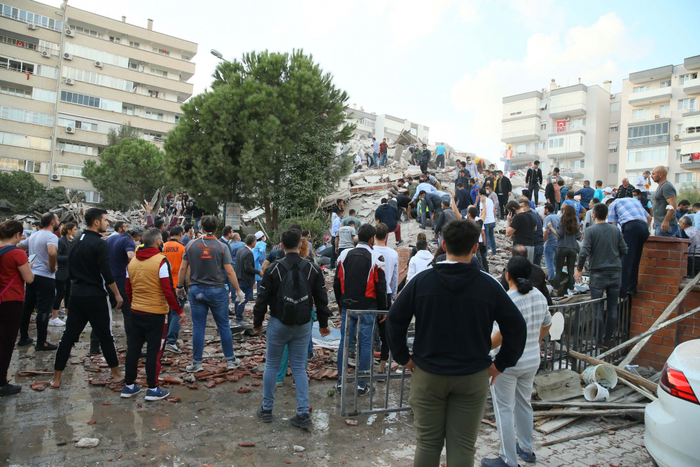 İzmir Seferihisar'da yaşam savaşı! Vatandaşlar enkaz altındakileri kurtarmak için seferber oldu 36