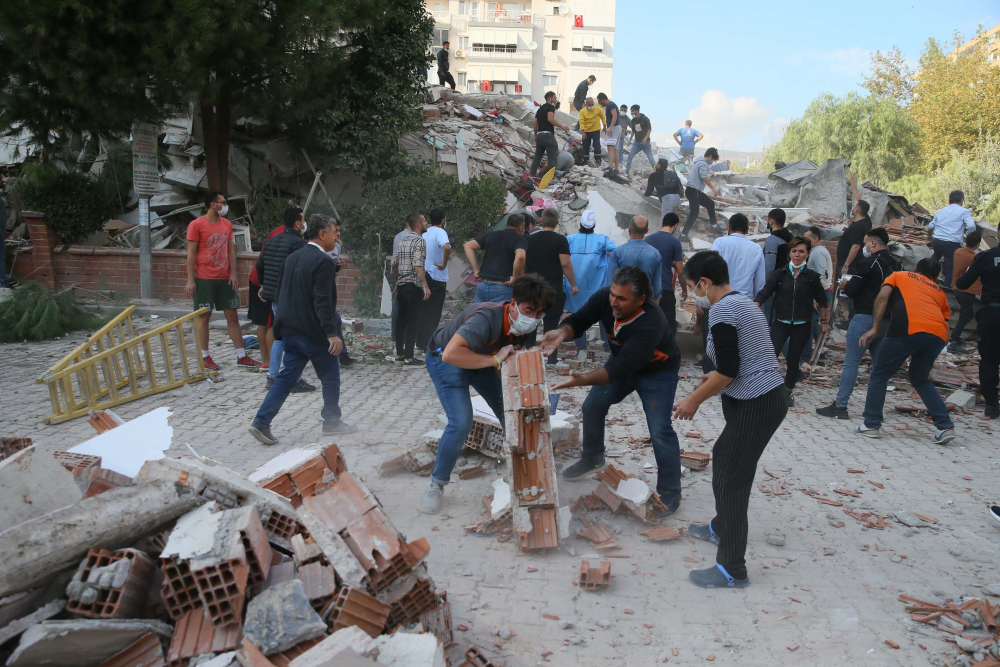 İzmir Seferihisar'da yaşam savaşı! Vatandaşlar enkaz altındakileri kurtarmak için seferber oldu 37