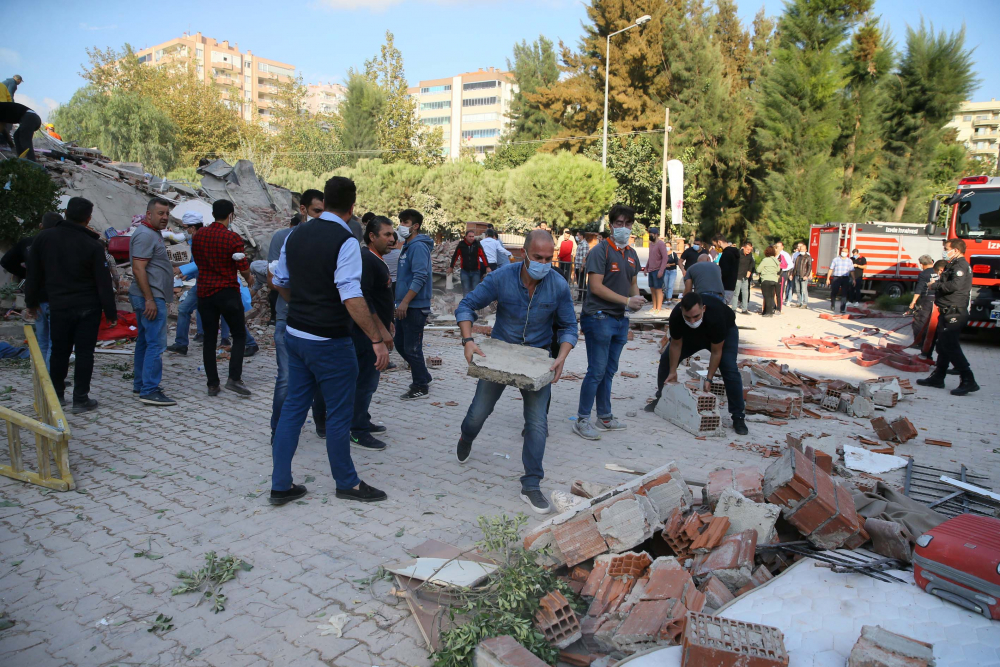 İzmir Seferihisar'da yaşam savaşı! Vatandaşlar enkaz altındakileri kurtarmak için seferber oldu 4