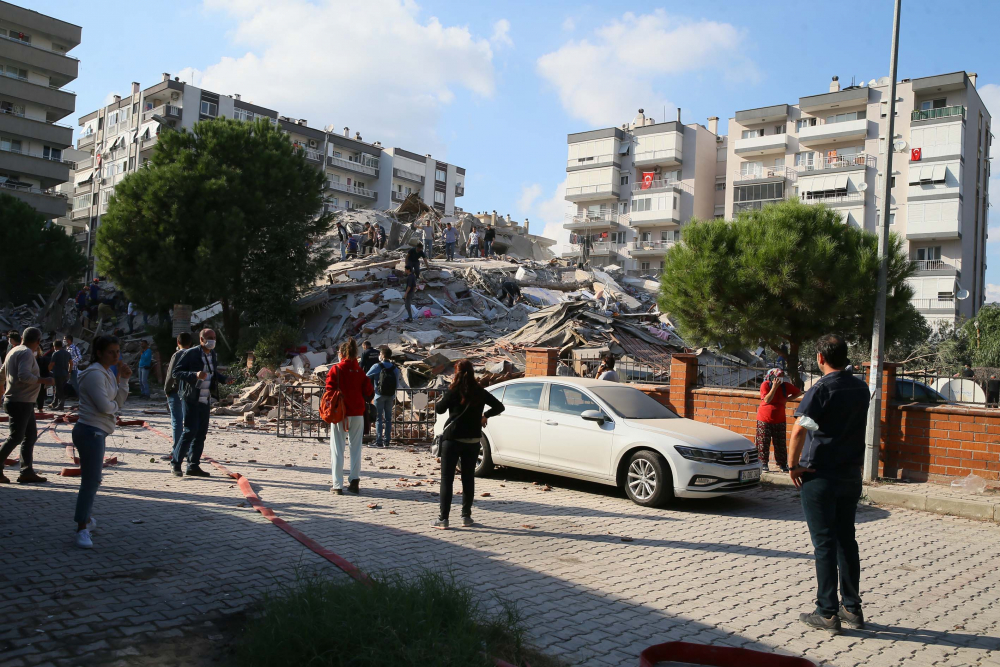 İzmir Seferihisar'da yaşam savaşı! Vatandaşlar enkaz altındakileri kurtarmak için seferber oldu 5