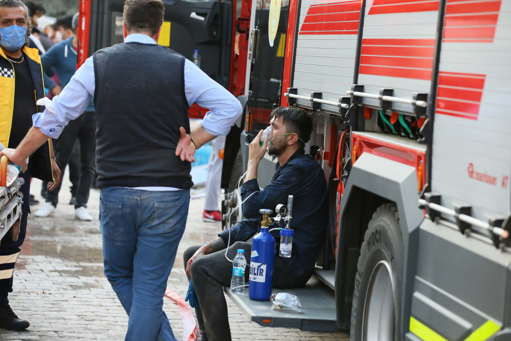 İzmir Seferihisar'da yaşam savaşı! Vatandaşlar enkaz altındakileri kurtarmak için seferber oldu 7