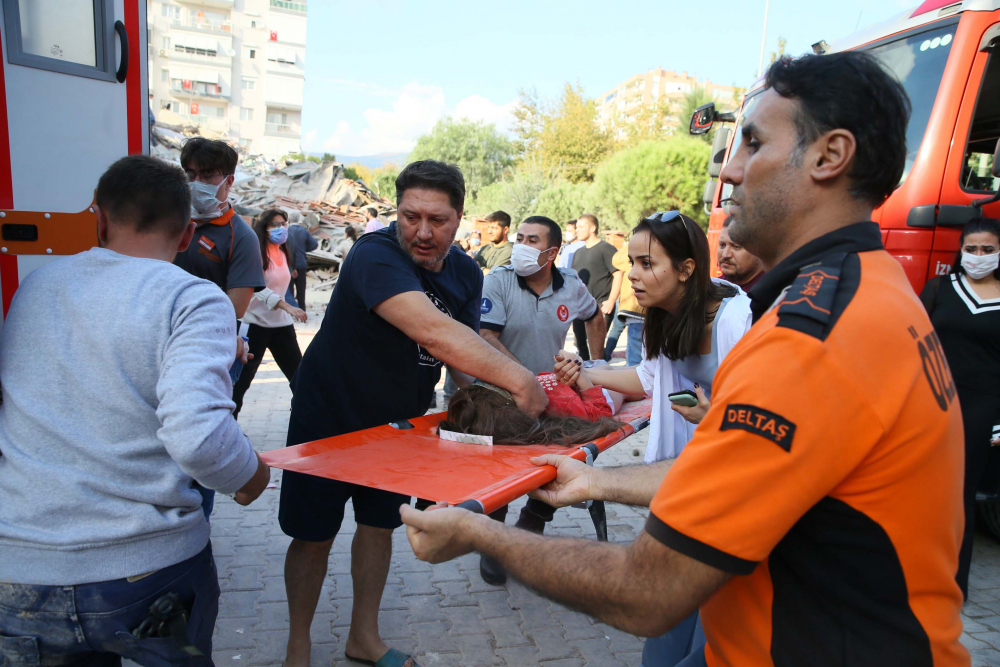 İzmir Seferihisar'da yaşam savaşı! Vatandaşlar enkaz altındakileri kurtarmak için seferber oldu 8