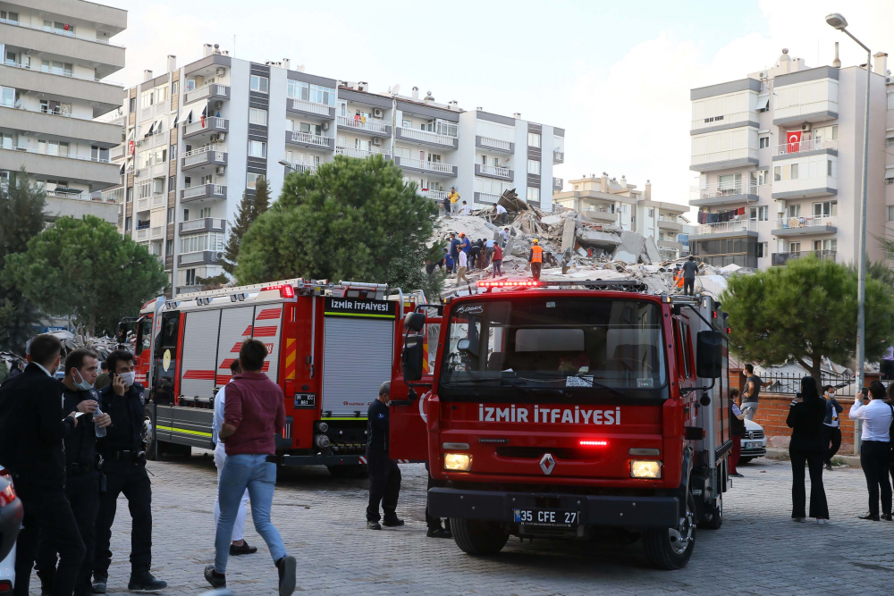 İzmir Seferihisar'da yaşam savaşı! Vatandaşlar enkaz altındakileri kurtarmak için seferber oldu 9