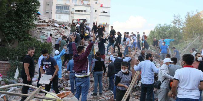 İzmir Seferihisar'da yaşam savaşı! Vatandaşlar enkaz altındakileri kurtarmak için seferber oldu